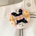【ミニマリストの持ち物】猫の刺繍ブローチで古いバッグも鮮度UP！保護猫活動支援にも◎