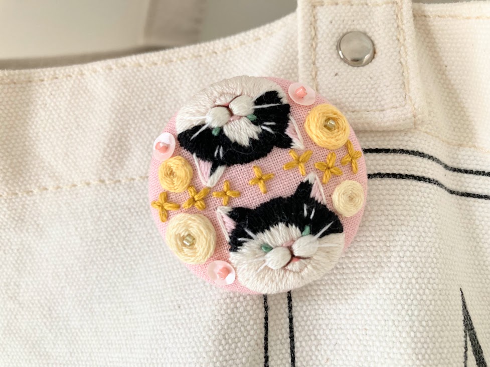 【ミニマリストの持ち物】猫の刺繍ブローチで古いバッグも鮮度UP！保護猫活動支援にも◎