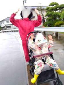 【運転しないわたしの送迎ストレス解消】大変な雨の日も乗り切る!電動自転車&ベビーカー「賢い使い分け術」と気づき