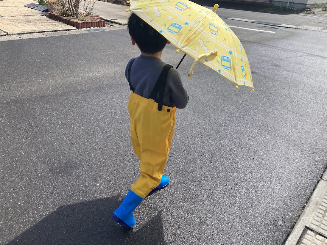 雨の日こそ外へ！「ウェーダーで外遊び」と北欧の子育て